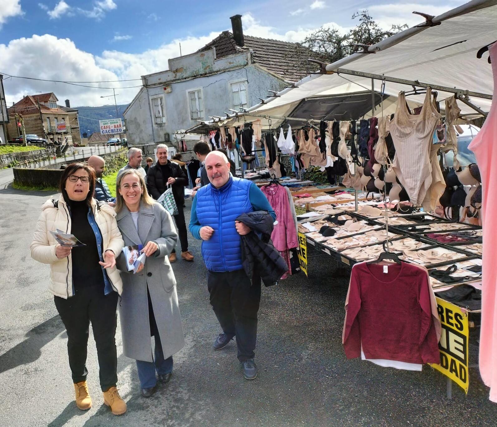 La diputada Ana Belén Vázquez, la 'conselleira' de la Xunta Ethel Vázquez, y el alcalde de Avión, Antonio Montero, repartieron propaganda del PP en la feria del pueblo el lunes pasado.