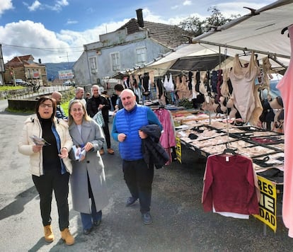 La diputada Ana Belén Vázquez, la 'conselleira' de la Xunta Ethel Vázquez, y el alcalde de Avión, Antonio Montero, repartieron propaganda del PP en la feria del pueblo el lunes pasado.