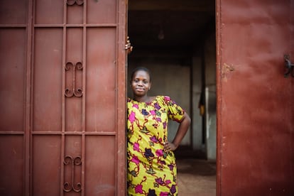 Sewanatu, nacida en Sierra Leona, tenía seis años cuando fue sometida a la mutilación genital femenina. Ahora tiene 20 y lleva años trabajando en contra de esta práctica y también del matrimonio infantil, el embarazo adolescente y la violencia sexual contra las mujeres, con el apoyo de la ONG Plan Internacional. Ahora que ha terminado la escuela, la joven quiere ser médica para poder ayudar a garantizar los derechos de las víctimas y las supervivientes de violencia sexual. "Quiero ayudar a las niñas a creer en sí mismas y a que vean que tienen muchas oportunidades. Quiero que sepan que son inteligentes, que son fuertes y que son capaces de hacer lo mismo que los chicos".