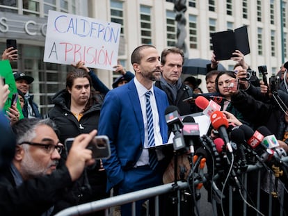 César de Castro, abogado de Genaro García Luna, comparece ante los periodistas en Nueva York tras conocerse el fallo del jurado.