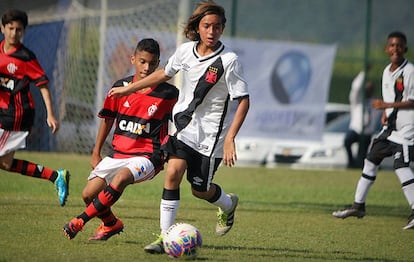 Legislação atual não impede que clubes mantenham jovens com menos de 14 anos em categorias de base, mas veta a assinatura de contrato com jogadores dessa faixa etária.