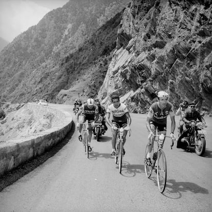 Federico Bahamontes, en el centro, junto Julio Jiménez (derecha) y Raymond Poulidor (izquierda), en el Tour de Francia del año 1965.