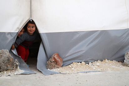 Niños sirios evacuados de Guta Oriental juegan en un campo de desplazados en Bab al-Hawa (Siria). 