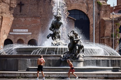 Tourists at Rome's Fontana delle Naiadi, during a European heatwave in August in which temperatures exceeded 40º C in some cities. 