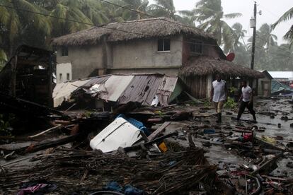 Unos hombres caminan junto a una vivienda destruida por el huracán en Nagua (República Dominicana), el 7 de septiembre.