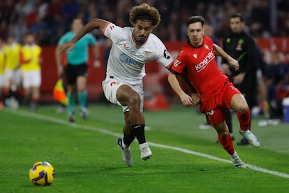 Bryan Zaragoza intenta marcharse de Badé, el central del Sevilla