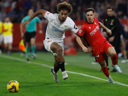 Bryan Zaragoza intenta marcharse de Badé, el central del Sevilla
