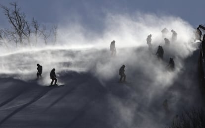 Deportistas envueltos en nieve después de que el slalom gigante femenino fuese pospuesto debido a los fuertes vientos en los Juegos Olímpicos de Invierno 2018 en el Yongpyong Alpine Center, Pyeongchang (Corea del Sur).