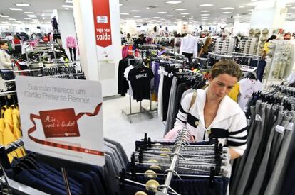 Una mujer compra en una tienda de Sao Paulo (Brasil).