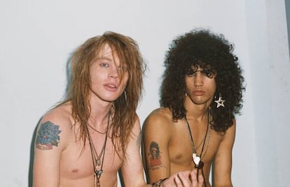 El último concierto de los Guns N'Roses originales fue el 17 de julio de 1993 en Buenos Aires (Argentina). Como único miembro fundador en la banda, Axl tardó ocho años en volver a la carretera el 1 de enero de 2001 en Las Vegas. Los problemas resurgieron en la segunda actuación de la nueva era, el 14 de enero en el festival brasileño Rock in Rio. Ante 200.000 espectadores Axl se encaró con <a href="https://www.youtube.com/watch?v=iZNjPNmg5Yg&app=desktop">un fan de las primeras filas</a> que llevaba puesta una camiseta con la imagen de Slash. "Hey, ese tipo, ¡fuera! ¿Me estás oyendo, 'mr security man'? ¡Dame esa camiseta!", bramó desafiante agachándose hacia el público. Se hizo con la camiseta en cuestión y el recital continuó.