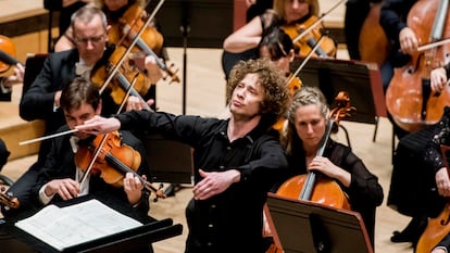Fotografía del director musical Santtu-Matias Rouvali en un concierto de Ibermúsica con la Philarmonia Orchestra.