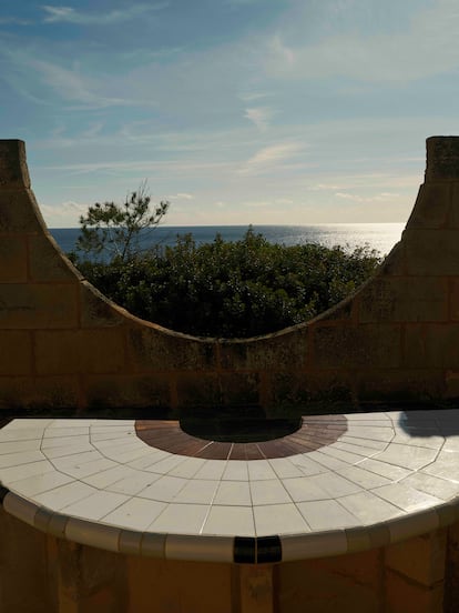 Los muros están construidos con bloques de arenisca de la isla y técnicas tradicionales.