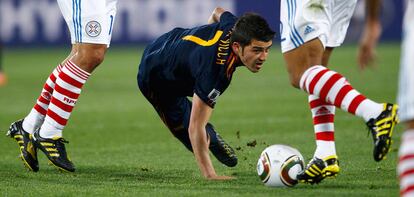 David Villa, en el suelo, tras una entrada de un jugador paraguayo.