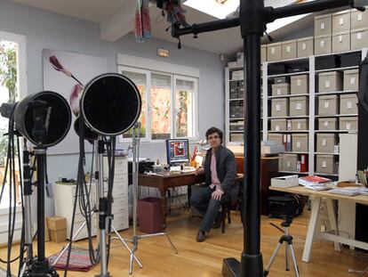 El fotógrafo Pasquale Caprile en su estudio