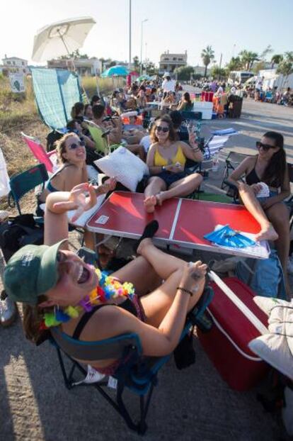 Asistentes al Arenal Sound a su llegada a Burriana, en el paseo Marítimo de la playa del Arenal.