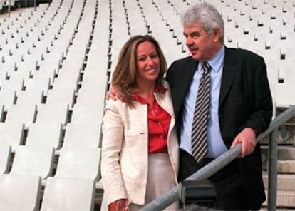 Trinidad Jiménez y Pasqual Maragall, en el estadio de La Peineta tras presentar el <i>anillo verde</i>.