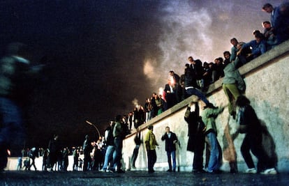 En el transcurso de la noche del 9 de noviembre, todos los pasos fronterizos fueron abiertos y miles de berlineses salieron a las calles a celebrar la caída del muro de Berlín.