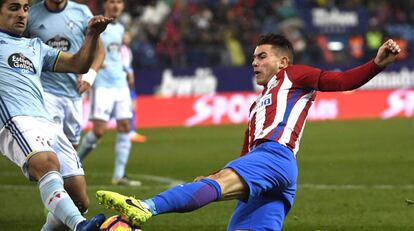 Lucas Hernández disputa a bola com Jonny Castro em uma partida contra o Celta.