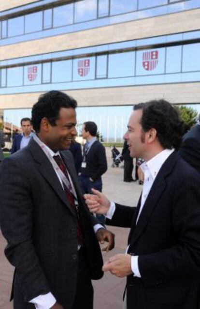 Dos graduados en el campus de la escuela de negocios en Barcelona.