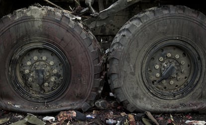 Restos de un vehículo blindado de las fuerzas pro rusas cerca de Donetsk.