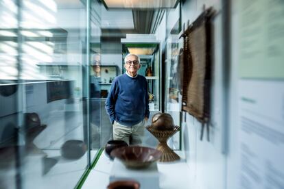 Antonio Rodríguez Almodóvar, el filólogo que recupera y estudia cuentos populares, retratado en el Museo Nacional de Antropología, en Madrid, el 17 de octubre de 2024.