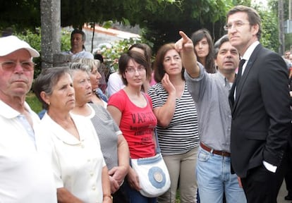 Feij&oacute;o con los vecinos de Angrois hace un a&ntilde;o, dos d&iacute;as despu&eacute;s del accidente.