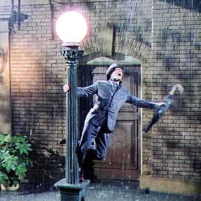 El traje que llevaba Gene Kelly en el número musical en "Cantando bajo la lluvia".