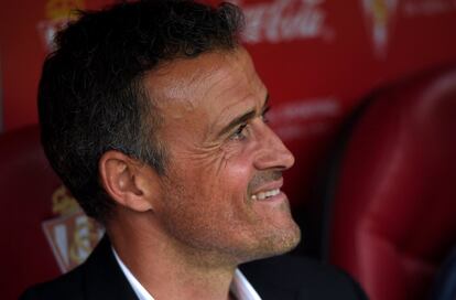 El entrenador del FC Barcelona Luis Enrique sonríe desde el banquillo.