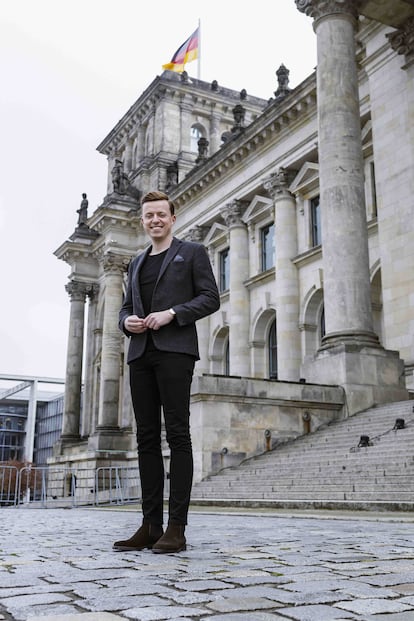 El diputado socialdemócrata Adis Ahmetovic, frente al edificio del Reichstag.