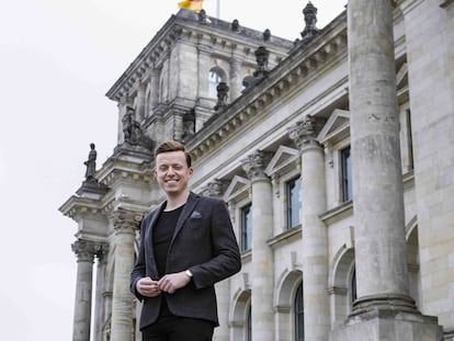 El diputado socialdemócrata Adis Ahmetovic, frente al edificio del Reichstag.