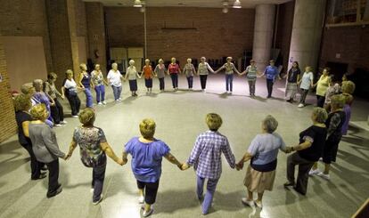 Clase de sardanas en el barrio del Bon Pastor.