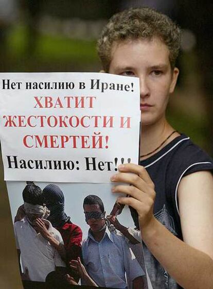 Protesta en Rusia contra la persecución de los gays en Irán.