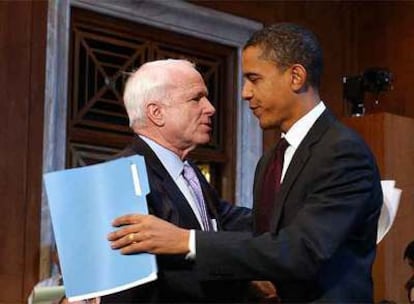 El senador republicano John McCain (izquierda) y su colega demócrata Barak Obama, el pasado 30 de enero.