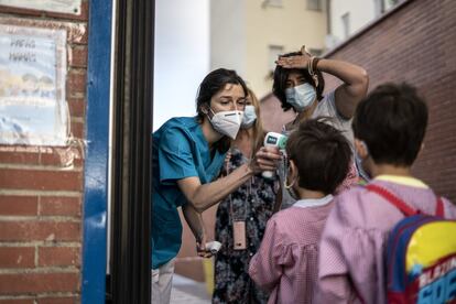 Toma de temperatura a los alumnos en el primer día de clase del colegio público Tomás Bretón de Madrid.