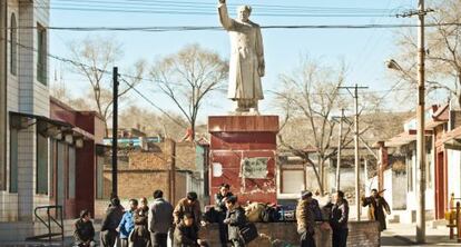 Uma estátua de Mao Tsé-tung em uma cena de ‘Um toque de pecado’.