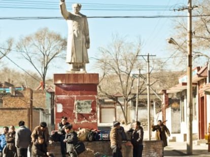 Uma estátua de Mao Tsé-tung em uma cena de ‘Um toque de pecado’.