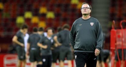 Bielsa, en un entrenamiento del Athletic antes de un partido de la Liga Europa.