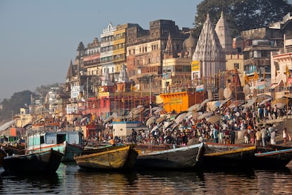 El río Ganges a su paso por la ciudad de Varanasi.