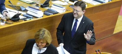 El president valencià, Ximo Puig, relleva a la tribuna de les Corts la portaveu popular, Isabel Bonig.