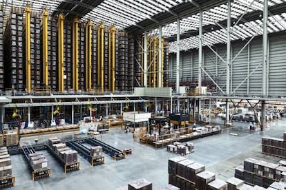 El robot logístico es una obra de ingeniería de 35 metros de altura.