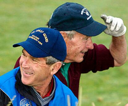 El presidente Bush juega al golf junto a su padre en el Estado de Maine antes de regresar ayer a Washington.