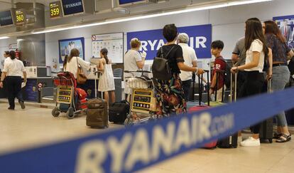 Clientes de Ryanair en el aeropuerto madrileño de Barajas.