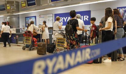 Clientes de Ryanair en el aeropuerto madrile&ntilde;o de Barajas.