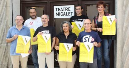 Miembros de la Plataforma per l&#039;Ensenyament P&uacute;blic, en el Teatre Micalet de Valencia.