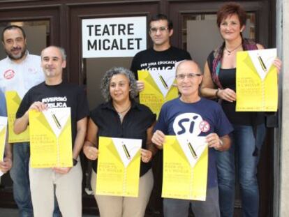 Miembros de la Plataforma per l&#039;Ensenyament P&uacute;blic, en el Teatre Micalet de Valencia.