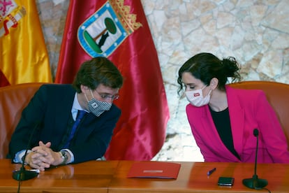 La presidenta de Madrid, Isabel Díaz Ayuso, y el alcalde de la capital, José Luis Martínez-Almeida, este lunes.