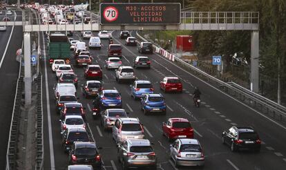 Restricciones de velocidad en la M-30 por alta contaminación, en una imagen de archivo.