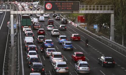 Restricciones de velocidad en la M-30 por alta contaminación, en una imagen de archivo. 