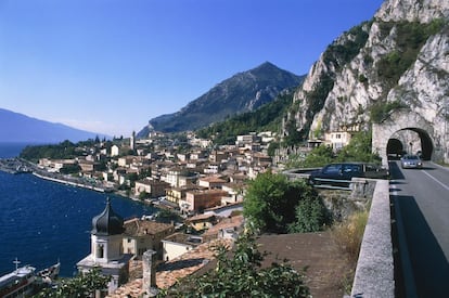 Sus más de 50 kilómetros de envergadura convierten al lago di Garda en el más largo de Italia. Desde uno de los extremos de la masa de agua los ojos observan un horizonte idéntico al mar. Bordeándolo discurre una estrecha carretera en la que Bond huye a toda velocidad de sus perseguidores, los cuales acaban precipitándose por un barranco. Durante las pruebas de rodaje uno de los cinco Aston Martin utilizados terminó en el agua, por suerte, sin Daniel Craig dentro.