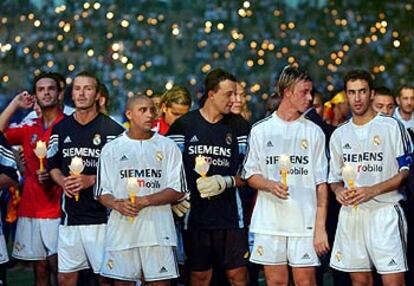 Morientes, Beckham, Roberto Carlos, César, Guti y Raúl participan con antorchas en la ceremonia de despedida de su gira por Asia.